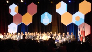 GSEF2016 初日のオープニング全体会議にて、社会的経済に積極的に取り組む市長が壇上に並んだ（2016年9月7日筆者撮影）