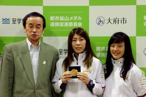 (左から)岡村秀人・大府市長、女子レスリングの吉田沙保里選手、同・登坂絵莉選手