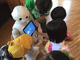 ペッパーとの会話やゲームを楽しむ子どもたち(熊本の避難所)