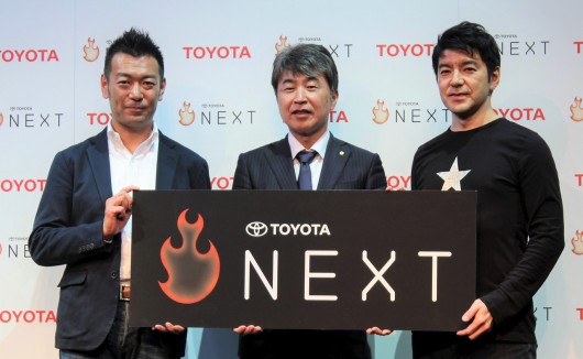 村上秀一常務役員(中央)、レイ・イナモト氏(右)、 佐々木智也・執行役員SVP（左） 