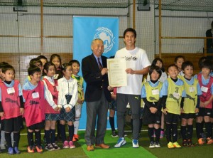 長谷部誠選手(右)と日本ユニセフ協会の東郷良尚副会長