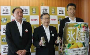 佐藤知事（写真真ん中）に「キリン　氷結　和梨」の販売を継続することを 伝えた布施社長（左）と椎屋直孝福島支社長