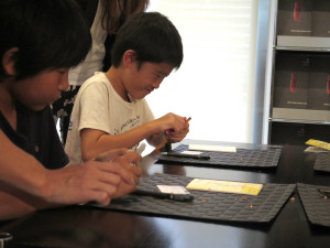 [CSR]ナイフが不器用な小学生、メーカーが直接教育