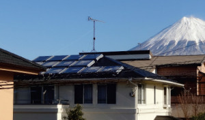 太陽エネルギーを熱と電気に同時変換「ハイブリッドパネル」、一般住宅で実証実験