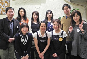 主催者の青山美恵子さん（前列右端）と参加者ら