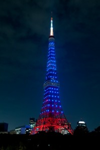 青くライトアップされた東京タワー