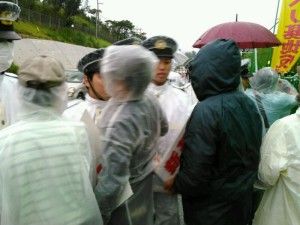 ゲート前で工事車両の進入を警備する警官隊。市民が抗議する＝28日朝、沖縄・辺野古で