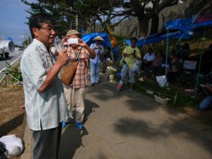 稲嶺名護市長、訪米前に辺野古テント訪問「沖縄の声届ける」