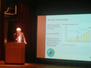「CO2増やさず経済成長」、世界自然エネルギー白書の監修者が講演