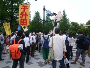 「集団的自衛権、認めるなら改憲手続きを」国会周辺でデモ