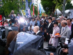 「いい戦争など絶対ない」瀬戸内寂聴氏、国会前集会に登場