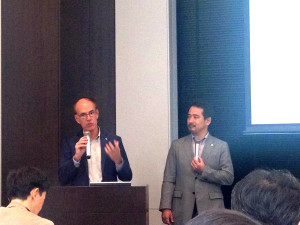 WWFインターナショナルのマルコ・ランベルティーニ事務局長（左）。東京オリンピックを契機にした持続可能な社会への転換を求めた