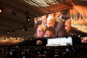 閉会式。次回COP23の議長国に選出されたフィジー。トランプ次期大統領に対し、フィジーを訪問し、温暖化の被害を見るよう呼びかけた