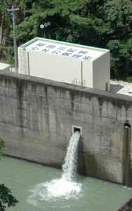 ダム放流量を活用した発電所で基金を設立、地域に貢献