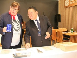 英デザイナー・コンラン氏「伝統工芸は絶滅危惧種だ」