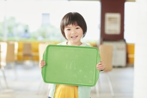 マクドナルド、プラおもちゃ回収しトレイに再利用