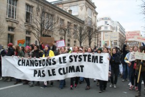 仏で気候変動デモ、黄色いベストも混じり富裕層批判