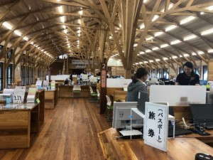 屋久島で地元杉だけの新庁舎完成、林業復興へ官民協定