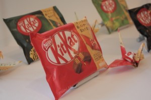 ネスレの菓子包装、プラから紙へ：脱プラ世界で展開