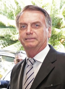 アマゾン火災でブラジル大統領の「不支持」最高