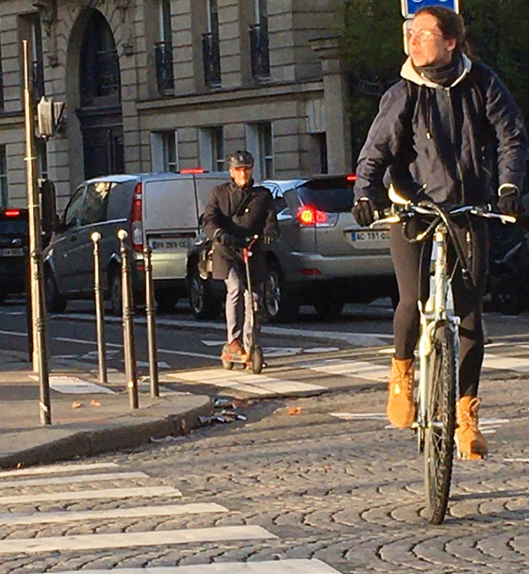 フランス パリ 2018 自転車事故