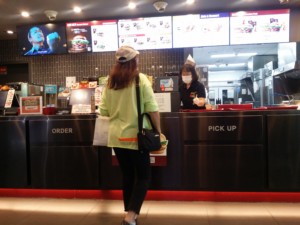 「脱プラ」先進国・韓国、コロナでプラごみ６割増