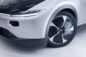 ブリヂストンとオランダ社、太陽光EVで航続725km