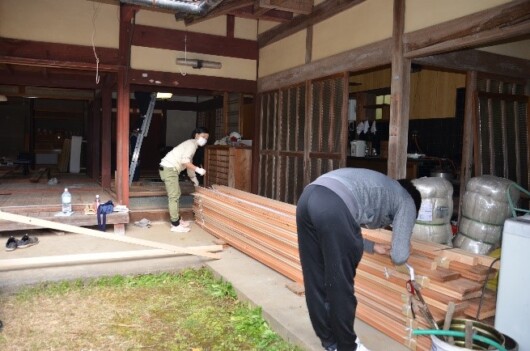 今回使う杉の床材。初めて出会った者同士で、息の合った作業