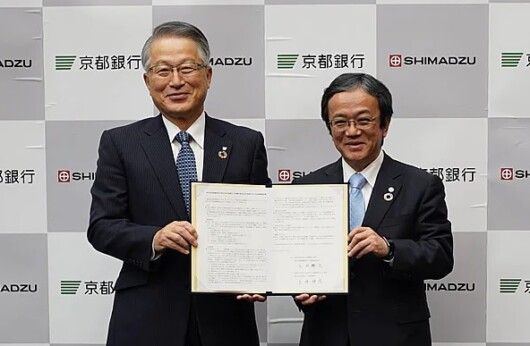 土井伸宏・京都銀行取締役頭取（左）と上田輝久・島津製作所代表取締役社長