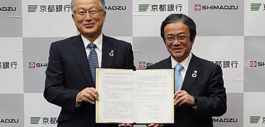 土井伸宏・京都銀行取締役頭取（左）と上田輝久・島津製作所代表取締役社長