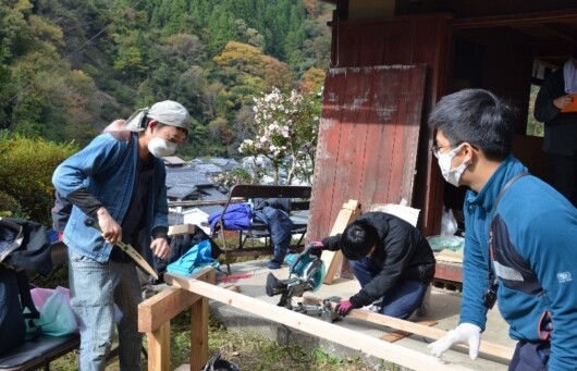 伊藤洋志さん(左)。丸ノコなど必要な道具は、板張り協会から貸し出された