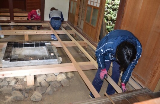 今回、作業した場所。参加者らが力をあわせ、根太(ねだ)と呼ばれる床材を支える部分を釘で打ち付けていく