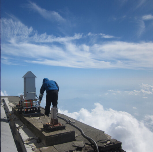 富士山頂でPM2.5を採取する大河内博教授