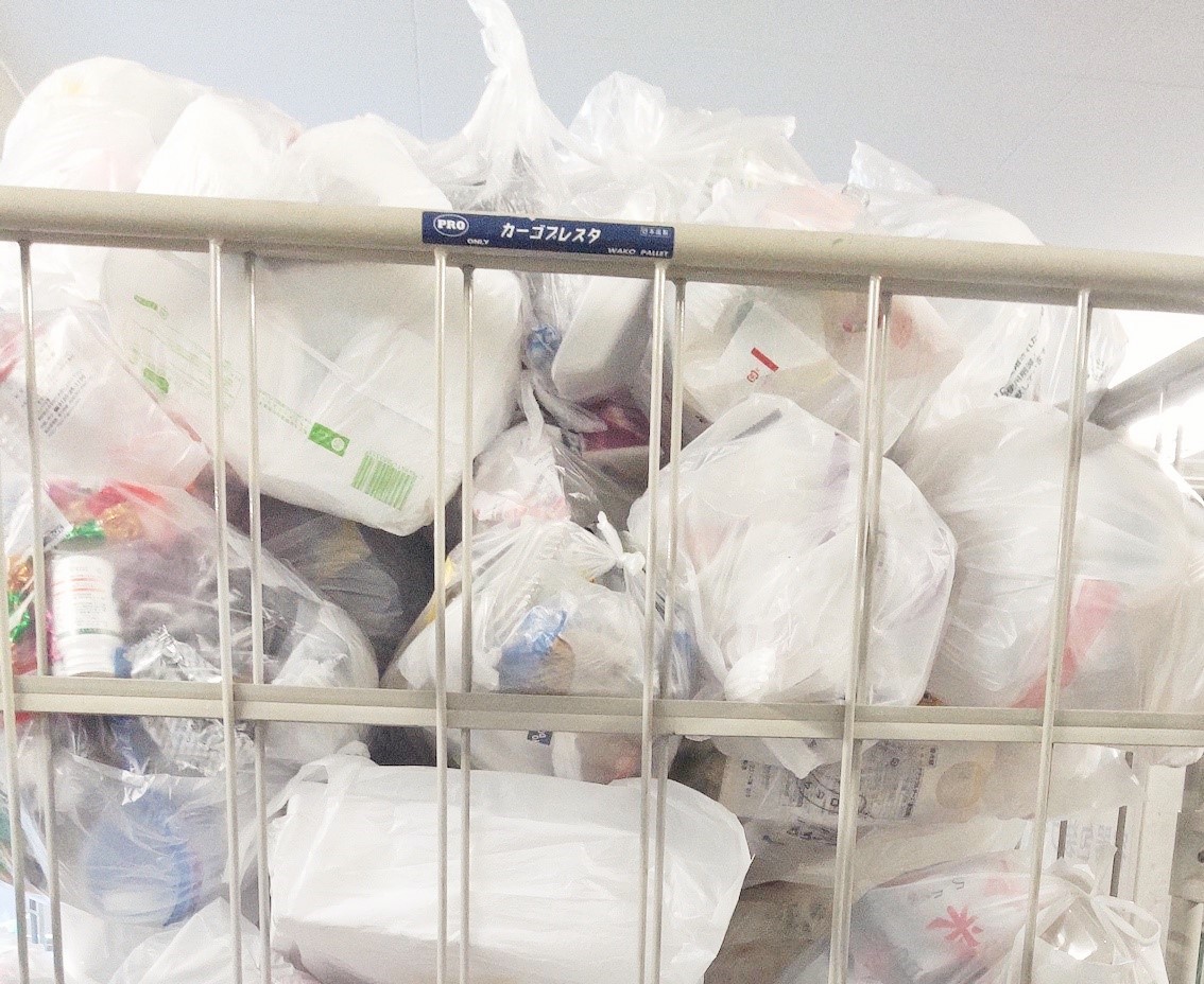 自治体の分別収集に出されたプラごみ。現在は、容器包装プラのみを集める自治体が大半だが、今後は変わるかもしれない