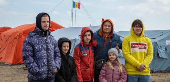 キャプション＝ウクライナと接するパランカの国境地点の臨時難民センターに避難しているウクライナの家族（モルドバ、2022年2月26撮影）（C）UNICEF_UN0598149_Velixar