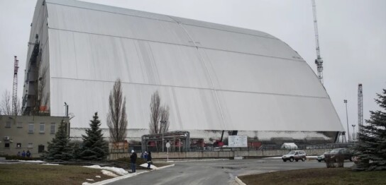 セメントの石棺に覆われたチェルノブイリ原発4号機（2016年2月）