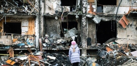 首都キエフで、破壊されたアパートの前に立つ女の子(ウクライナ、2022年2月25日撮影) © UNICEF_UN0597997_Skyba for The Globe and Mail