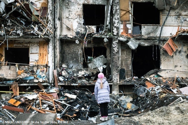 首都キエフで、破壊されたアパートの前に立つ女の子(ウクライナ、2022年2月25日撮影) © UNICEF_UN0597997_Skyba for The Globe and Mail