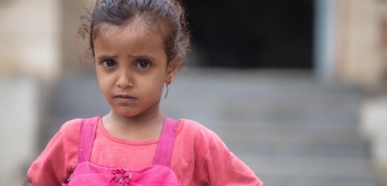 栄養不良の治療を受けている4歳のロワイダちゃん。紛争の影響でイエメンの子どもの栄養状態は悪化している(イエメン、2021年7月撮影) © UNICEF_UN0605553_Remp