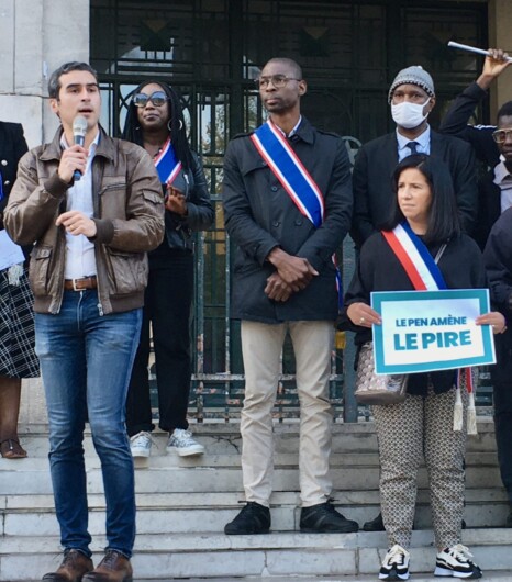 4月22日、パリ郊外のモントルイユ市役所前で、極右が政権を取ったら外国人排斥が始まると訴える人たち。市会議員が「ルペンは最悪」と書いた紙を手にしている