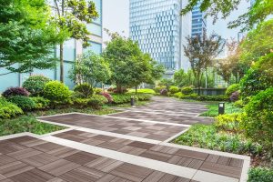 LIXILが「廃プラ×廃木材」の新素材、第一弾は舗装材