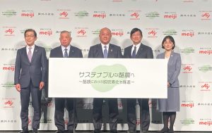 明治が酪農の脱炭素化、牛のエサにアミノ酸混ぜN2O削減へ