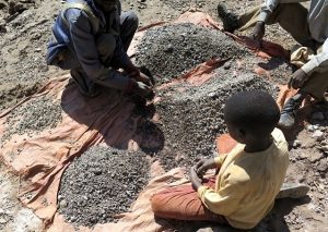 希少金属巡りEVにも人権リスク、生産工程にウイグル問題も