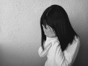「ひとり親」世帯の子どもの貧困率、45％と高い水準に
