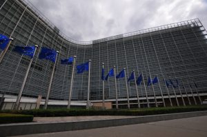 「厳格EU」対「緩い日本」、ESG路線対立 鮮明に