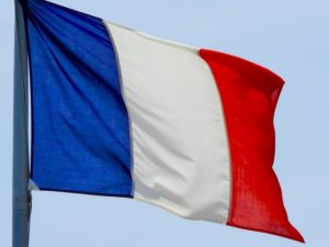 総選挙で右から左に振れたフランス、左派も原発で対立