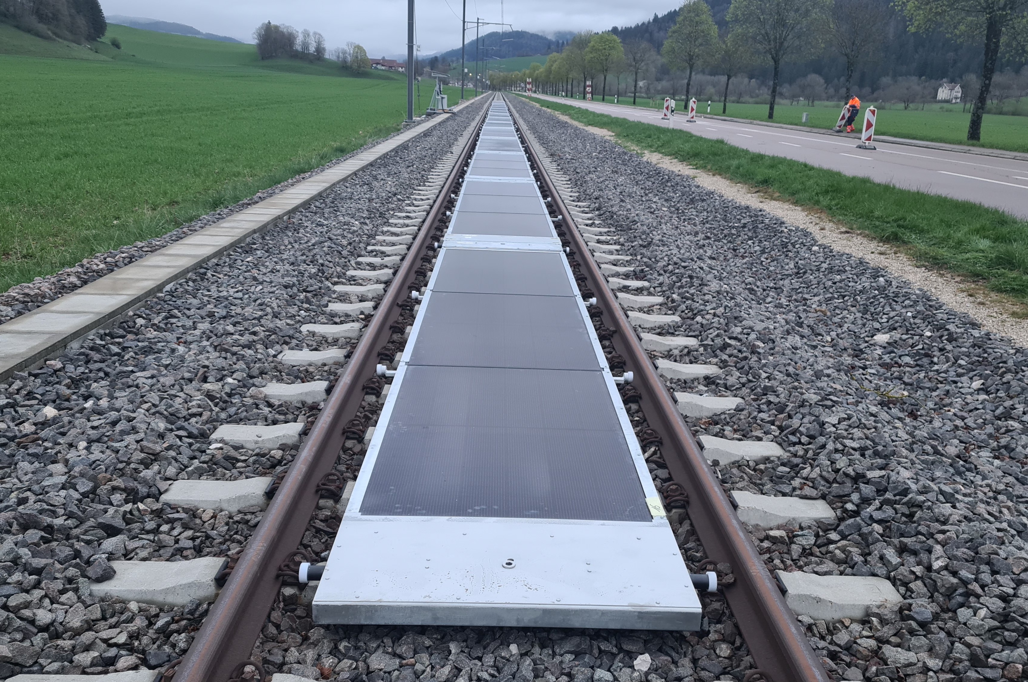 スイスで世界初、太陽光パネルを敷いた線路の上を列車が走る - オルタナ