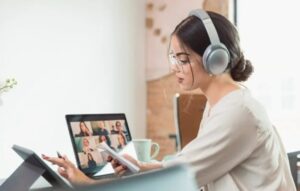 完全出社なら「仕事を辞めたい」と回答、若手社員の半数に