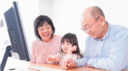 祖父母も子育て、広がる「孫育休」: 味の素や九州電力など
