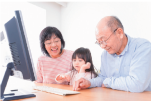 祖父母も子育て、広がる「孫育休」: 味の素や九州電力など